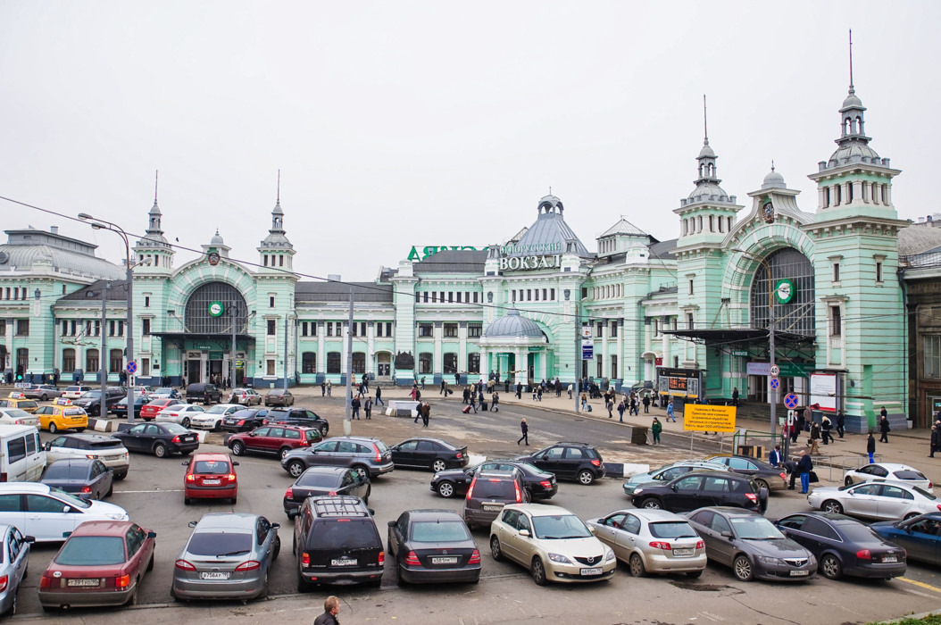 Жд вокзал где оставить машину. Привокзальная площадь белорусского вокзала. Белорусский вокзал парковка. Парковка около белорусского вокзала. Стоянка белорусский вокзал.