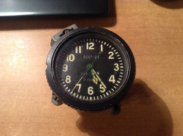 Часы танк т3. Танковые часы АВР М. Авиационные бортовые часы АВР-М. Танковые часы 1943 года. Часы АВР-М 4в449 5 дней ы дереве.