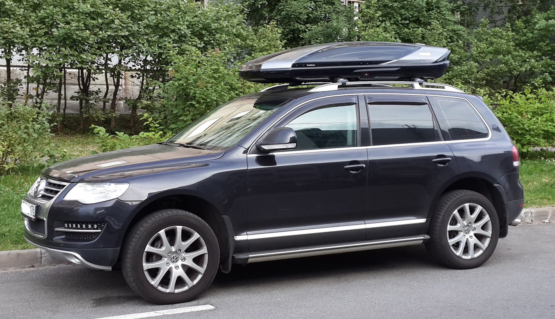 Багажники volkswagen touareg. VW Touareg автобокс Thule Dynamic 900. Touareg 2g с багажником. Багажник Туарег 2008. Фольксваген Туарег багажник.