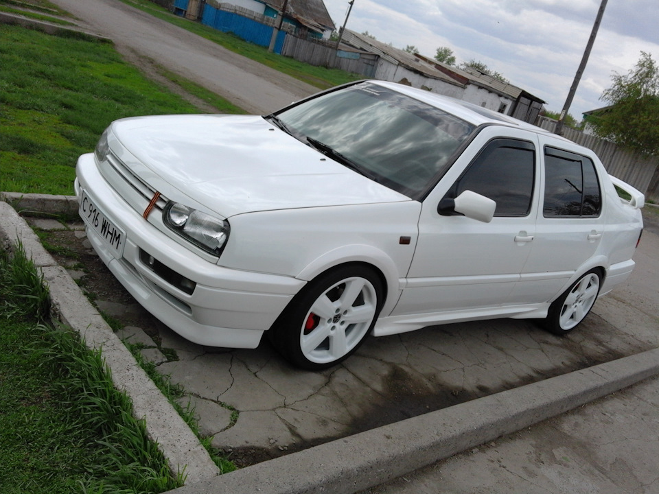 VW Vento на белых дисках