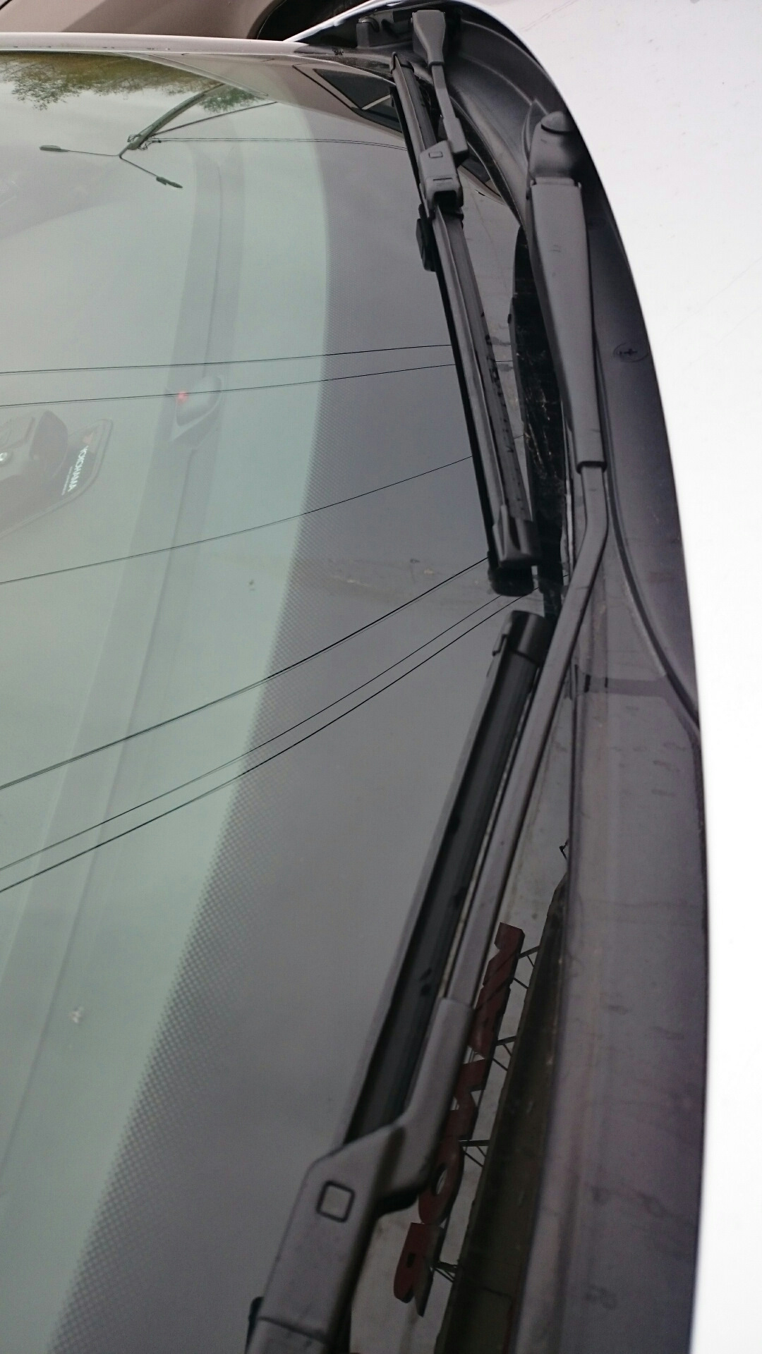 Слетели дворники. Volvo s40 дворники. Поводки на Вольво s40 2007. Поводки дворников вольвоii. Дворники "Volvo 850" поводок.