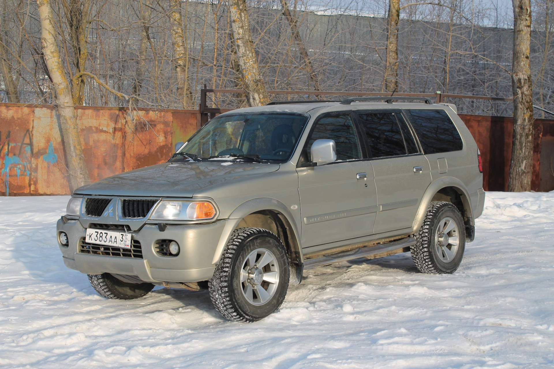 Меняю марки. Mitsubishi Pajero Sport золотой. Митс. Митсу 108 фото реальные.