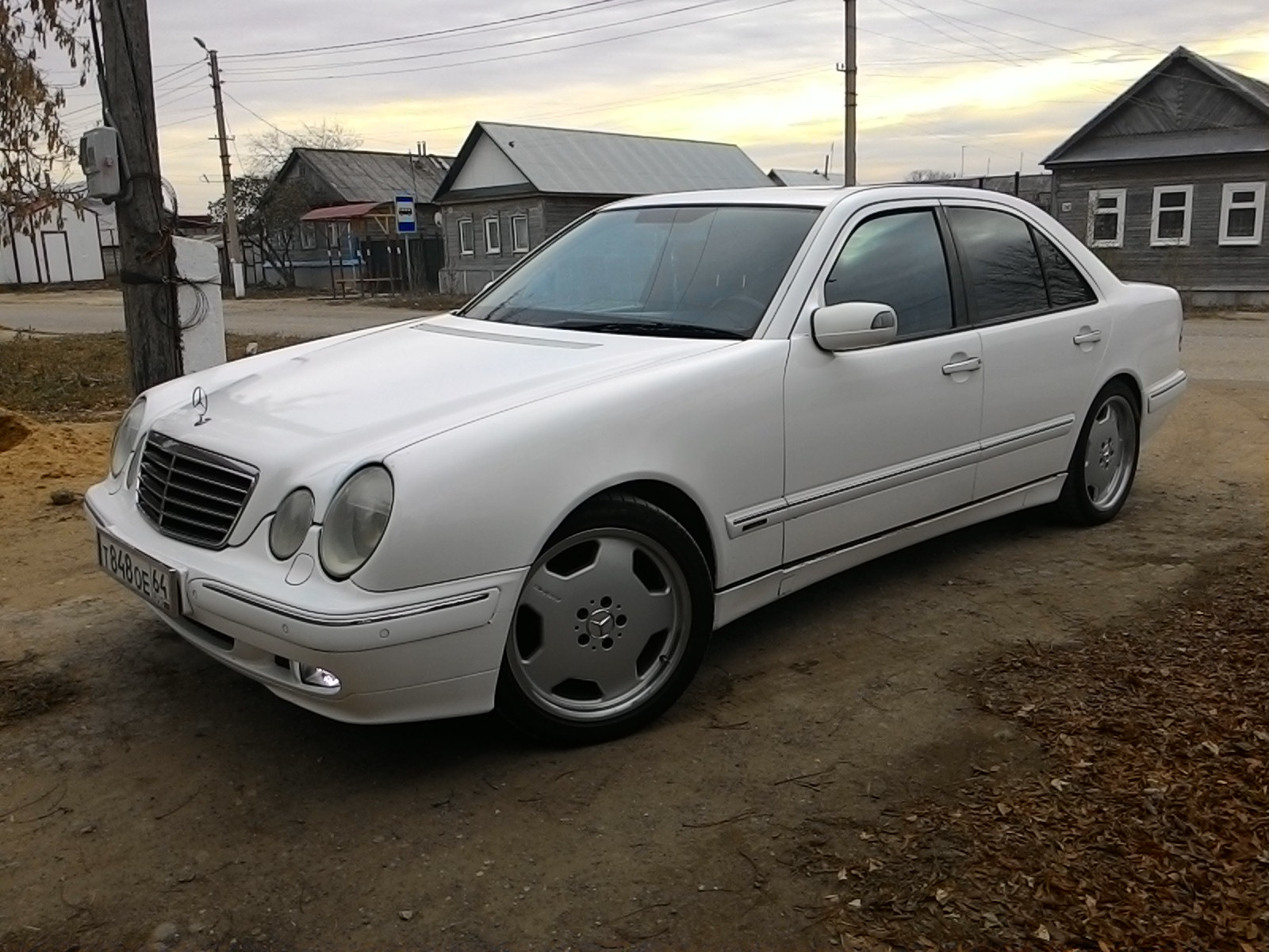 Оклейка в белую глянцевую плёнку. — Mercedes-Benz E-class (W210), 2,6 л,  2001 года | стайлинг | DRIVE2