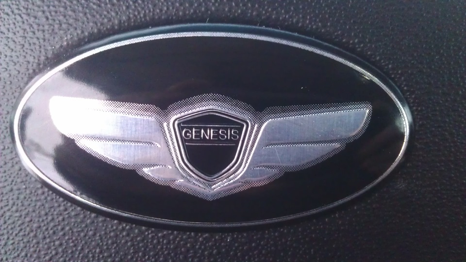 Знаки машин на руле. Значок на руле Genesis g80. Значок Хундай Дженезис. Шильдик на руль Генезис g80. Хендай ай 40 значок.