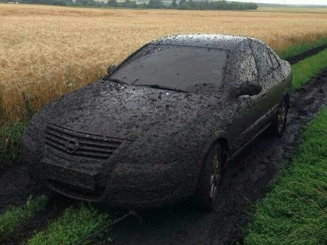 Автомобиль грязь. Машина в грязи. Грязный автомобиль. Очень грязная машина. Грязная черная машина.