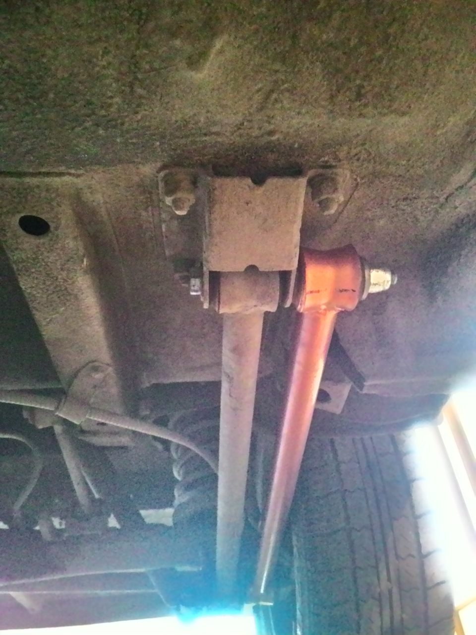 Реактивные тяги нива 2121. Тяги заднего моста нива шевроле. Как проверить реактивные тяги. Крепление реактивных тяг ваз 2107. Штанга реактивная нива сайлентб.