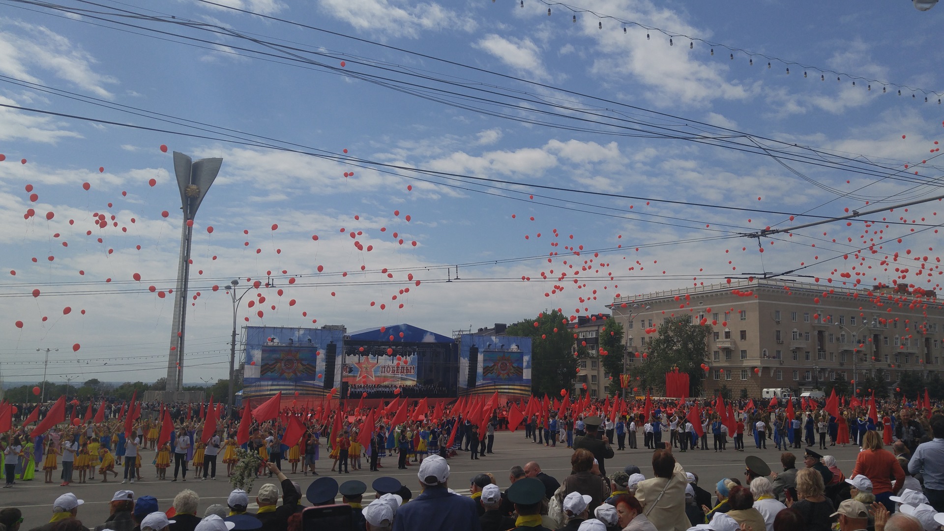 Донской день победы. Театральная площадь парад Ростов. Театральная площадь Ростов на Дону день Победы.