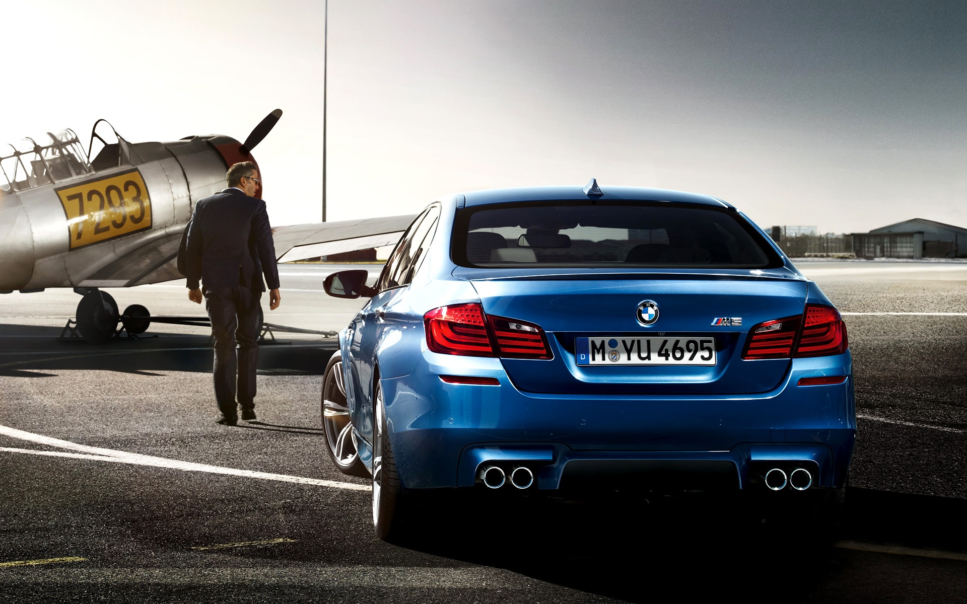 синий автомобиль BMW M5 скачать