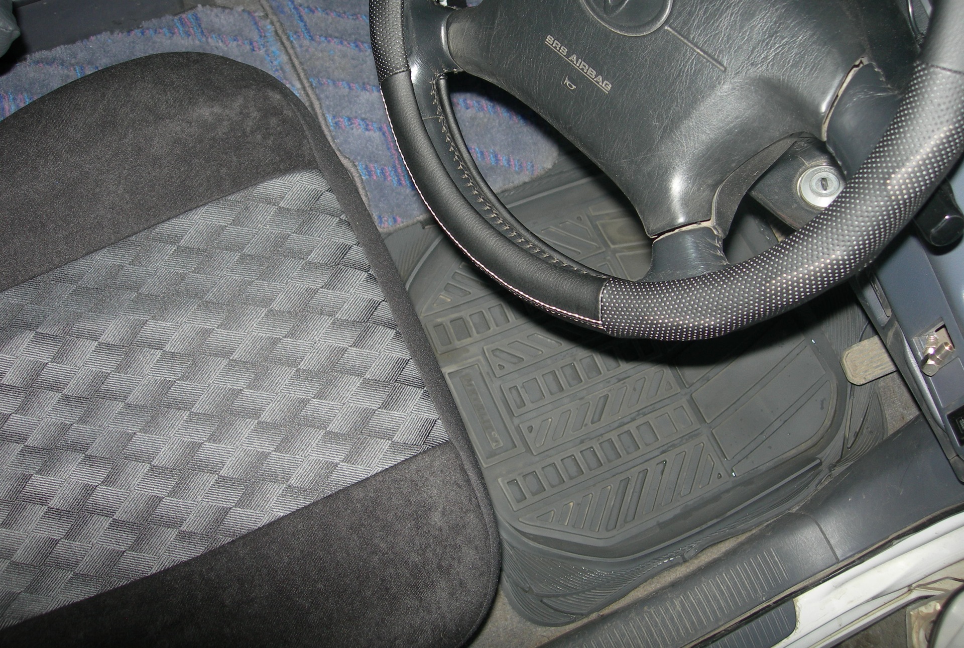 Covers and rubber mats and all sorts of little things  - Toyota Ipsum 20L 1999