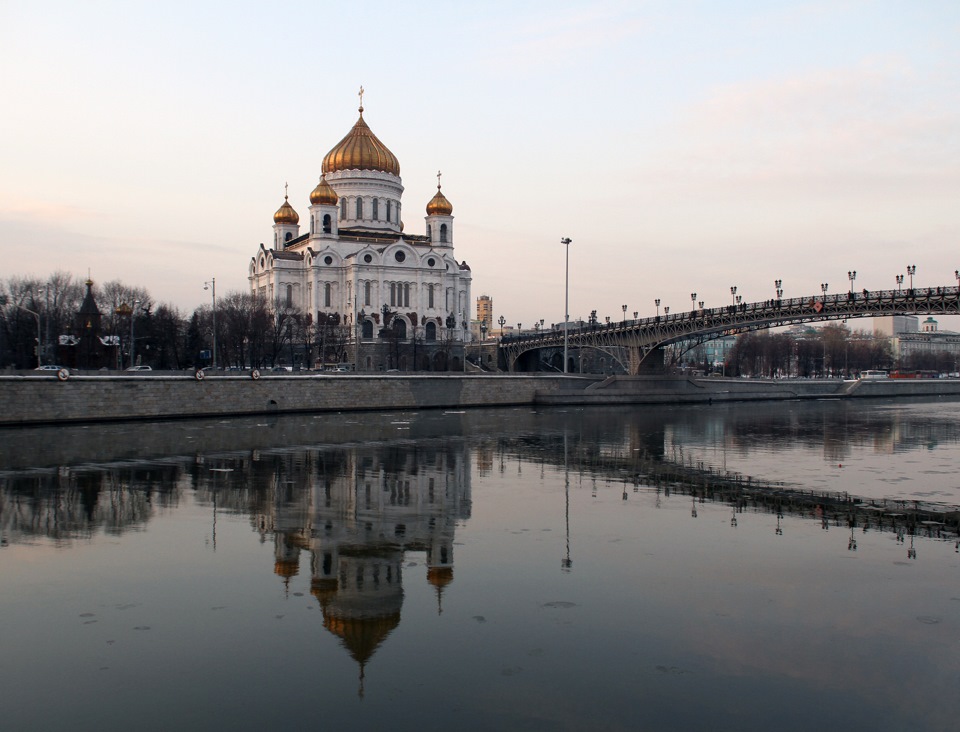 Пречистенская набережная. Пречистенская набережная храм Христа Спасителя. Пречистенская набережная набережная вид на ХХС. Храм на Пречистенской набережной напротив Чайки. Пречистенская набережная фото качественное.