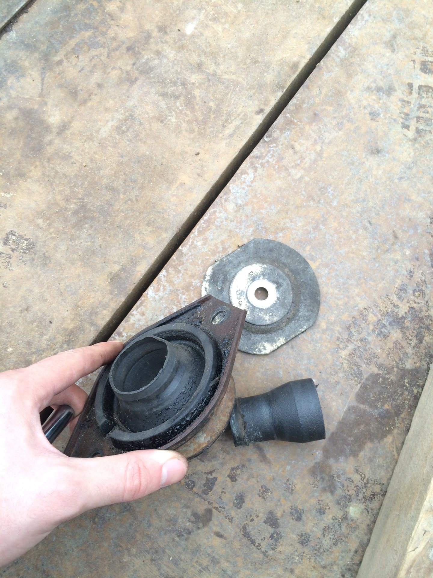 Заменили левую опору двигателя😑 — Lada Приора седан, 1,6 л, 2012 года ...