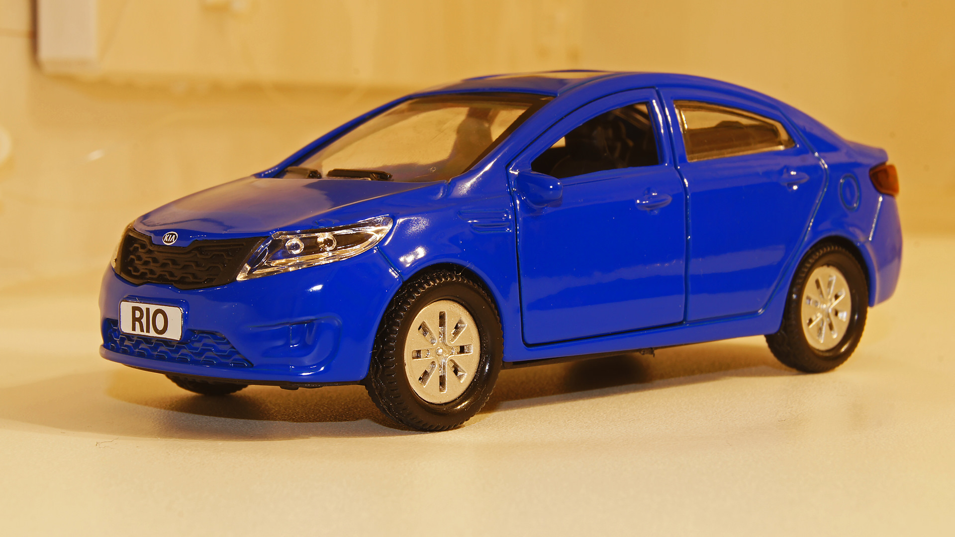 Модели 1 3. Kia Rio 1:43. Welly Kia Rio.