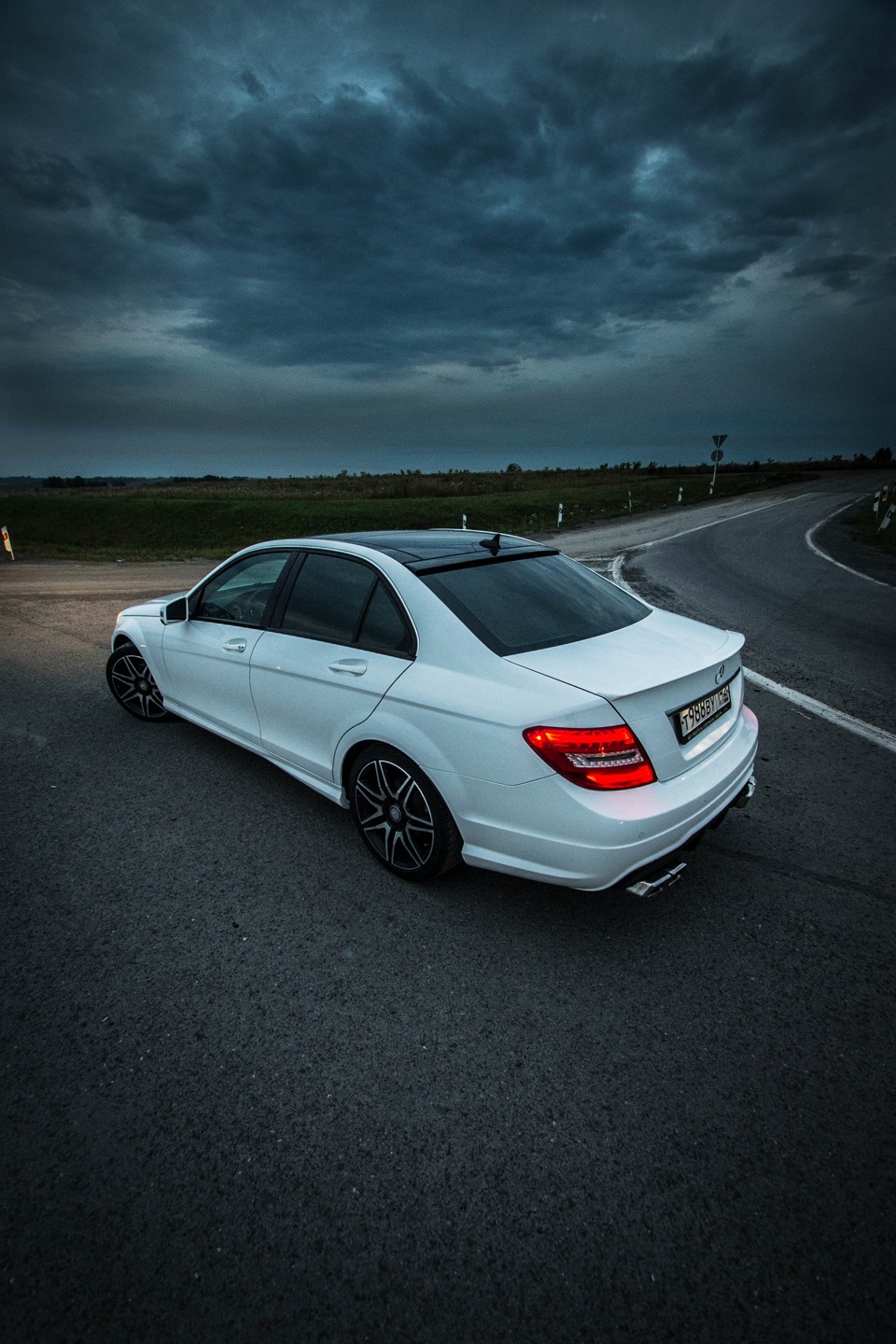 Мерседес c63 AMG В темноте