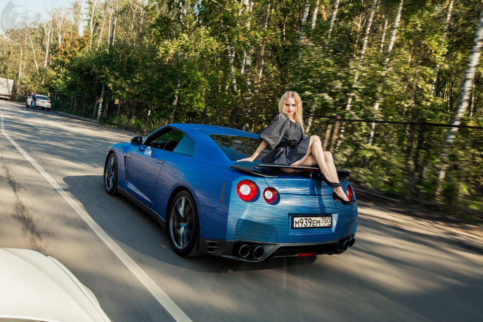 Nissan GTR r35 и девушка