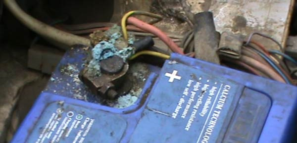 Почему окисляются клеммы на аккумуляторе. — DRIVE2