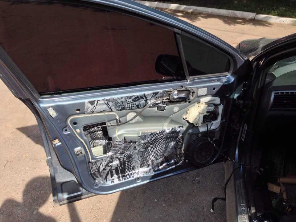 Дребезжала обшивка водительской двери при прослушивании музыки ...