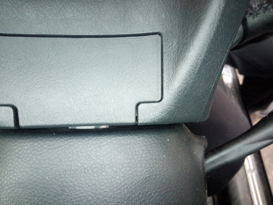 нижняя пластиковая крышка. — Mitsubishi Outlander (1G)