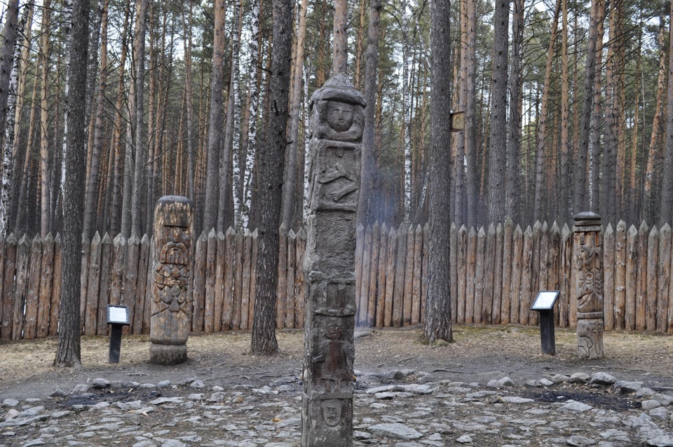 Томская писаница. Томская писаница капище. Томская писаница древнее святилище. Томская писаница идолы. Славянский мифологический лес Томская писаница.