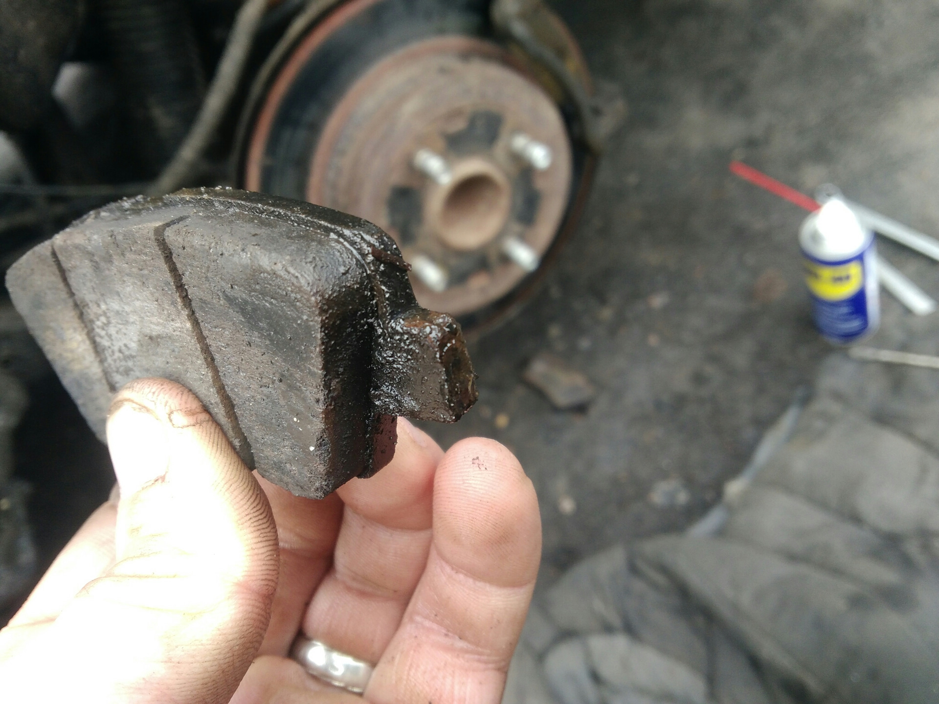 Скрежет в колесе. Ограничитель поворота тойота краун 131. Свист при заднем ходе. Скирпи тормозов в авто. Замена передних тормозных колодок веста.