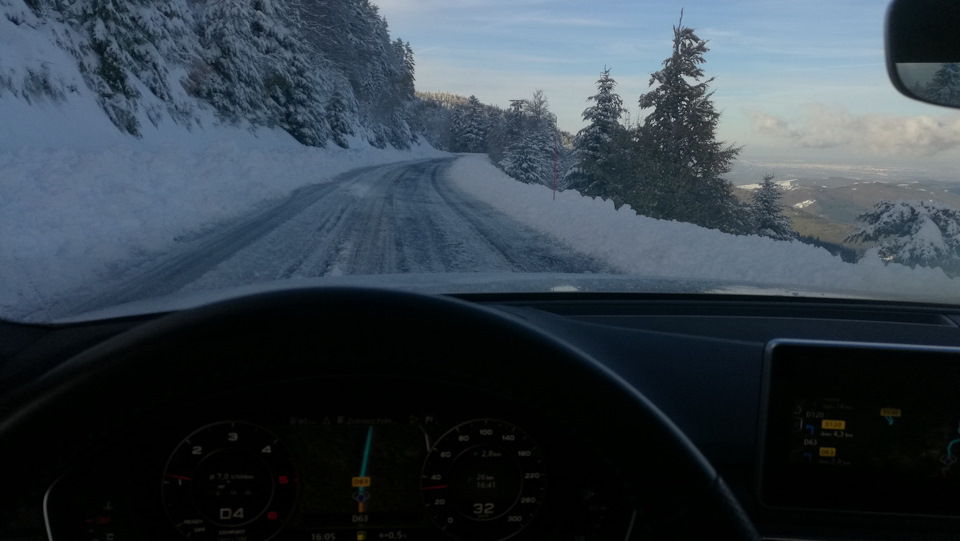 С этой стороны парка спуск оказался гораздо более заснеженным. При этом – никакой грязи. Чистый снег и лед. Хоть клади его в чайник и кипяти :) — Audi A4 (B9)