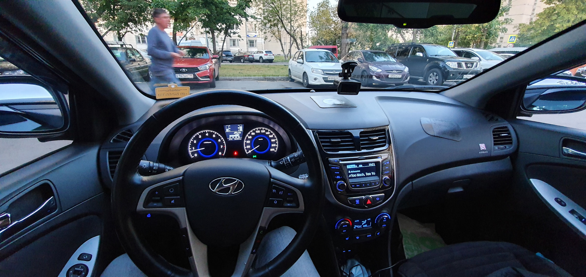 Где находится салон hyundai. Салон Солярис и Форд фокус 3. Замер рулеткой салон Соляриса. Часы в салон Solaris. Салон Солярис Чудово.