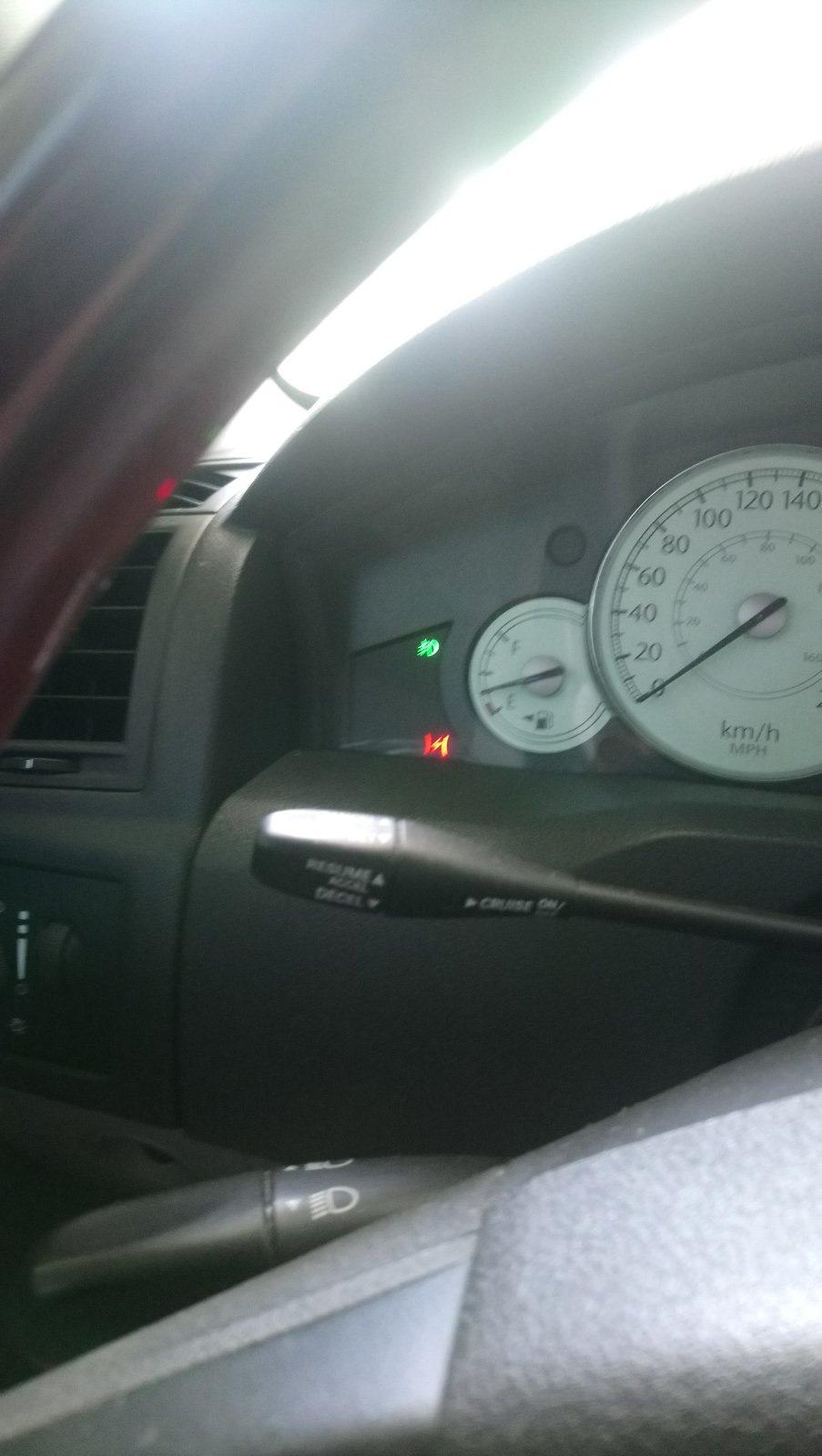 вот эта поганая молния которая мигает. теперь придется разбираться что это такое… — Chrysler 300C (1G)