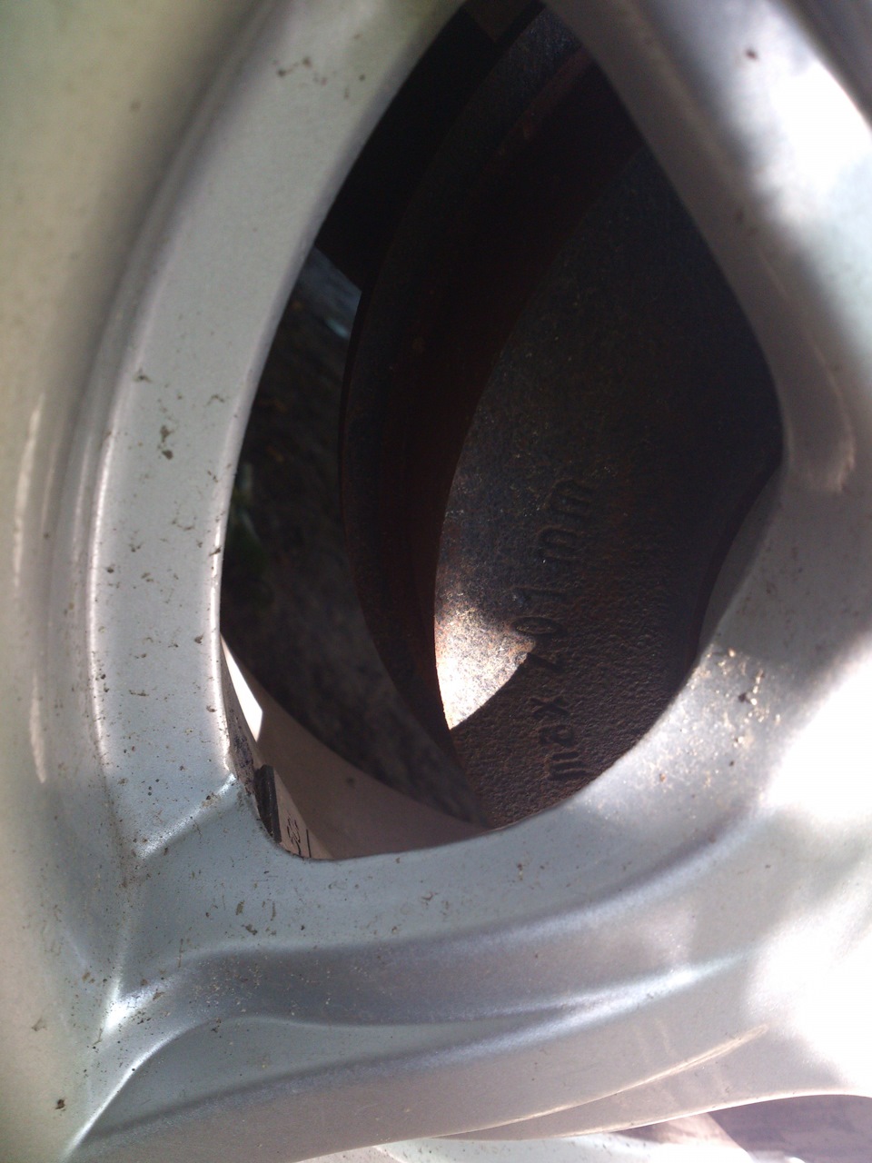 Покраска задних барабанов и болтов … — Lada 2114, 1,5 л, 2005 года ...