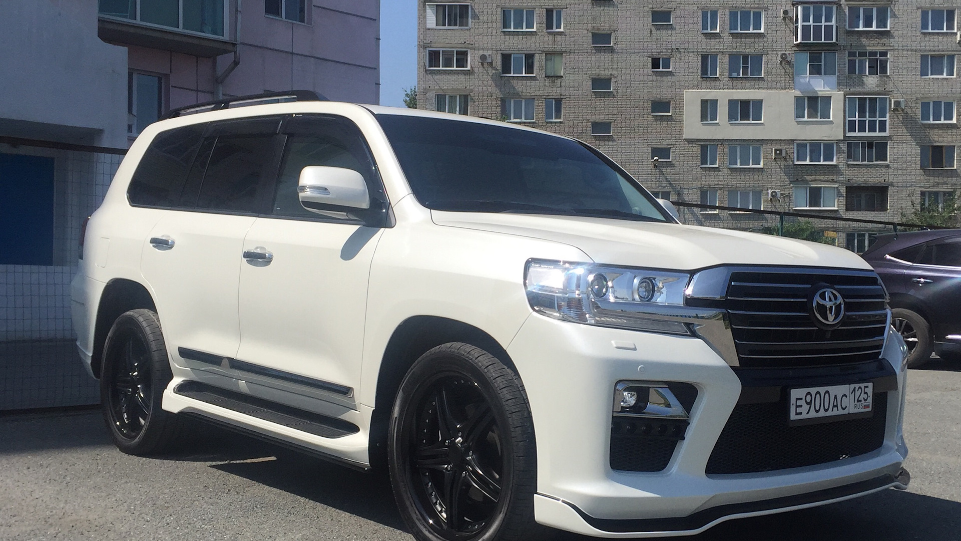 Ленд крузер тюнинг. Toyota Land Cruiser 200 Tuning. Toyota Land Cruiser 200 Tuning белый. Тойота Ланд Крузер 200 Tuning. Land Cruiser 200 белый Tuning.