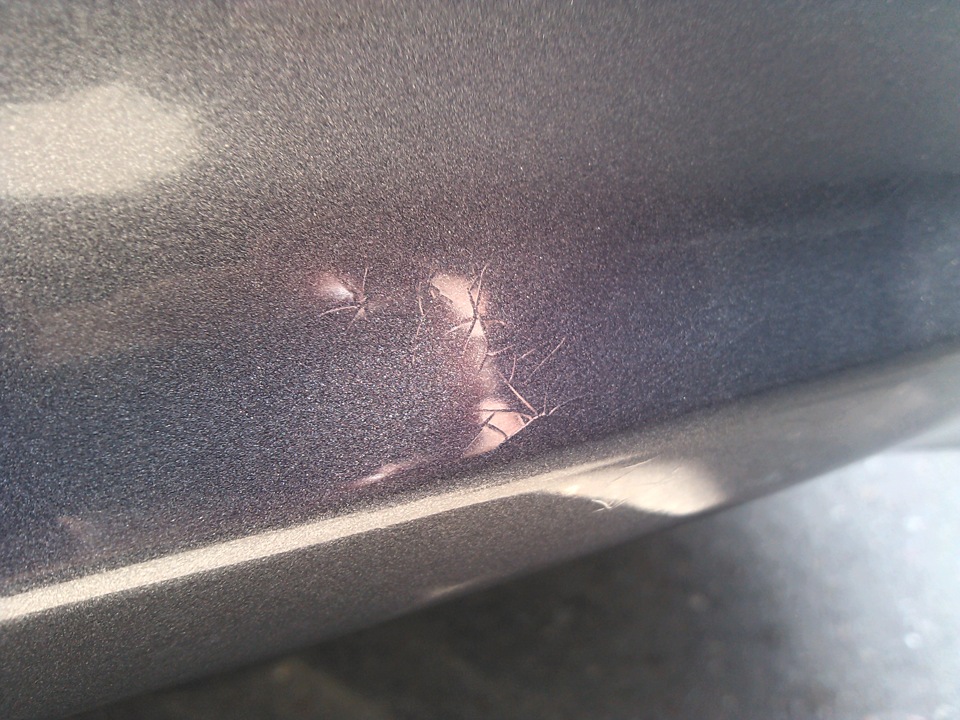 Почему трескается лак. Volkswagen Polo sedan вздутие краски. Микротрещины на ЛКП автомобиля. Потрескалась краска на авто. Трещина на краске автомобиля.
