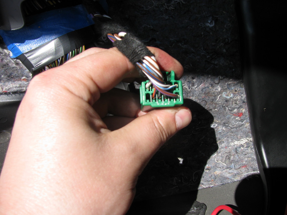 видим, что нет двух пинов (кнопка включения парков) — Ford Mondeo IV