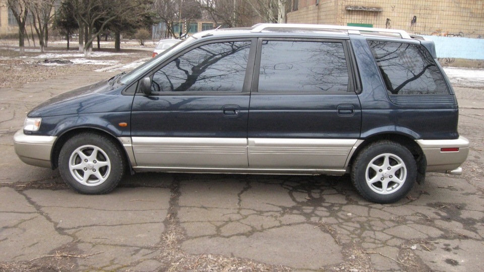 Спейс вагон бу. Mitsubishi Space Wagon 1995. Митсубиси Спейс вагон 2.