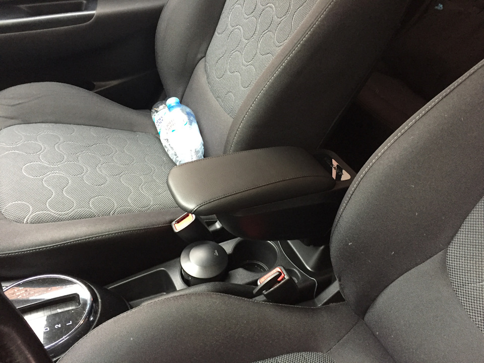 Подлокотник — Hyundai i20 (1G), 1,4 л, 2010 года | аксессуары | DRIVE2