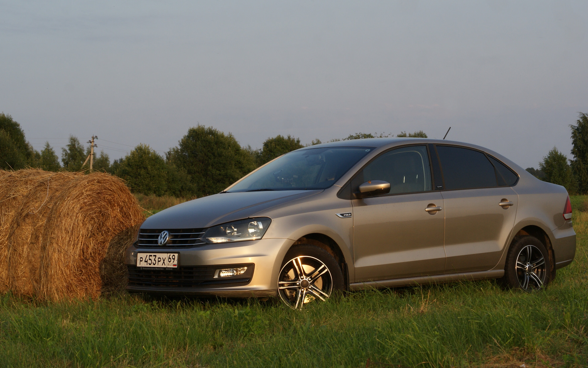 Поло седан 2. Поло седан Аллстар. VW Polo sedan Drive. Заколхоженный VW Polo sedan.