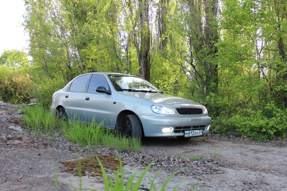 Шевроле Ланос в лесу