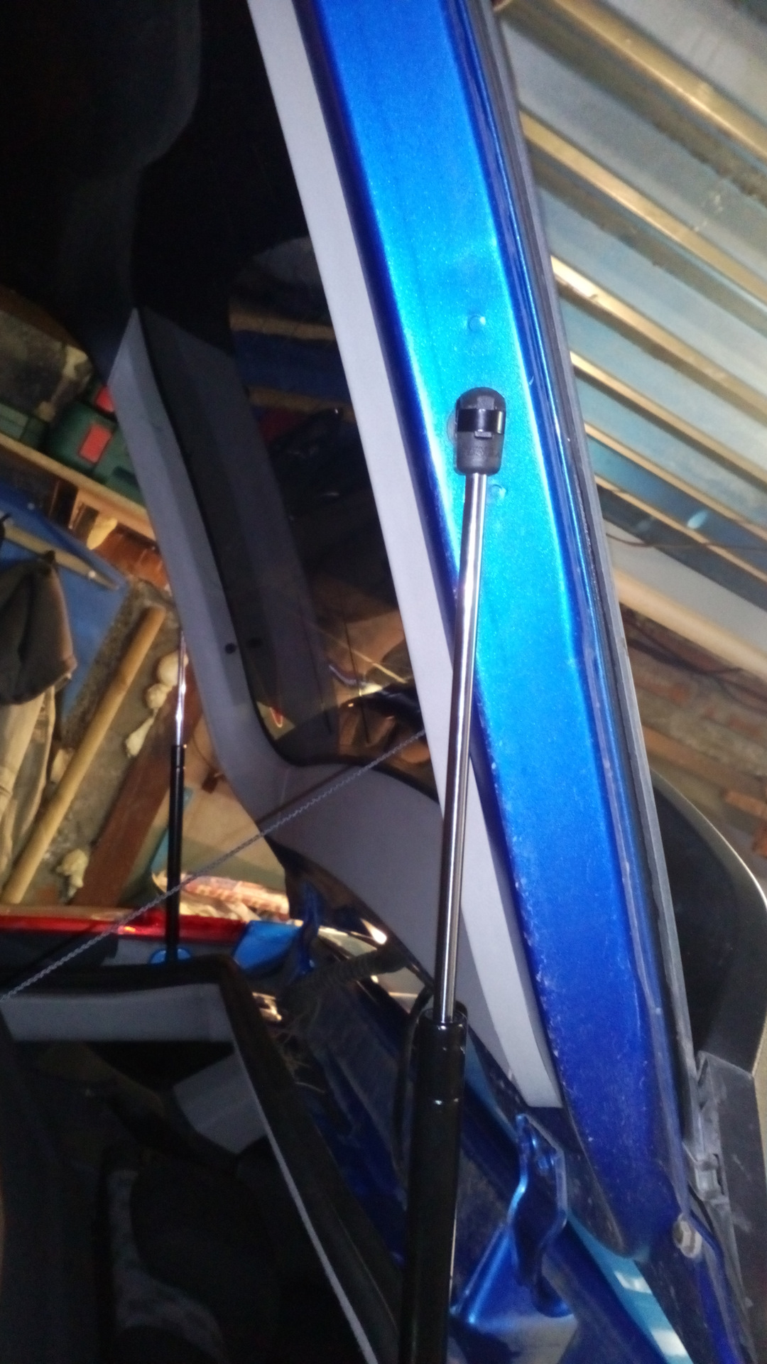 Замена газовых упоров крышки багажника - Ford Focus II Hatchback, 1,6 л, 2005 го