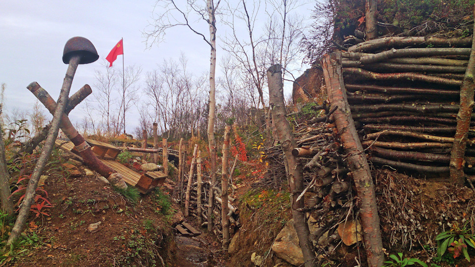 Траншеи и привлекший мое внимание флаг — Suzuki Jimny (1G)