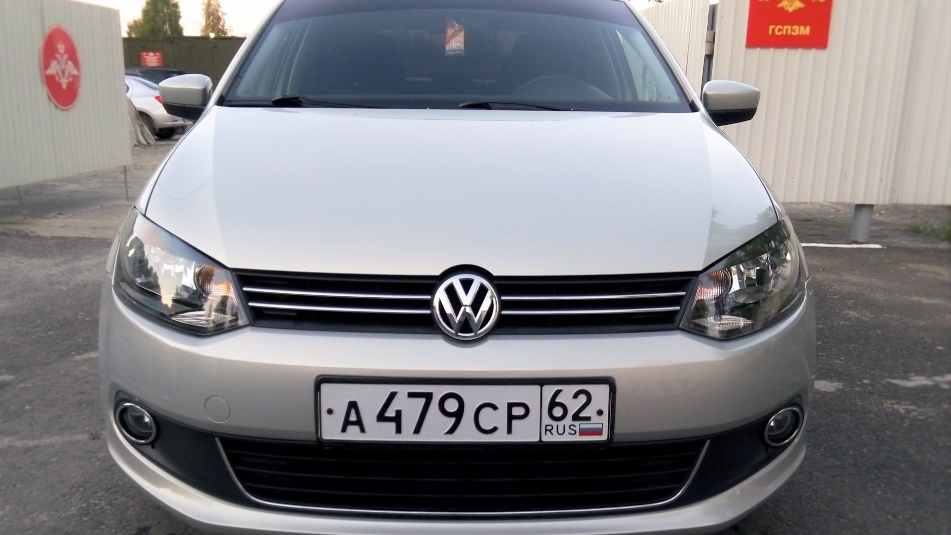 Белый Volkswagen Polo с996тр125