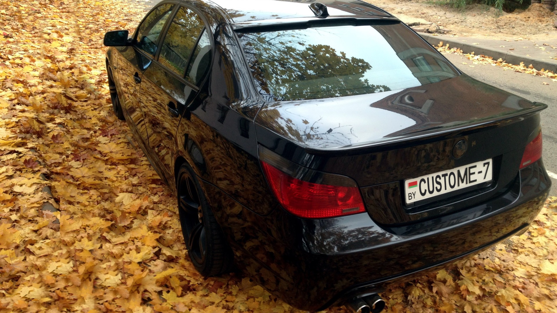 Заднее стекло е53. Спойлер БМВ е60. Спойлер BMW e60. Козырёк на заднее стекло БМВ е60. Задние фонари BMW e60 тюнинг.