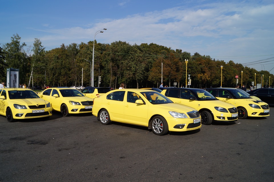 Три желтых машин. Много желтых машин. Стоянка жёлтых машин. Парковка желтых машин. Желтый автопарк.