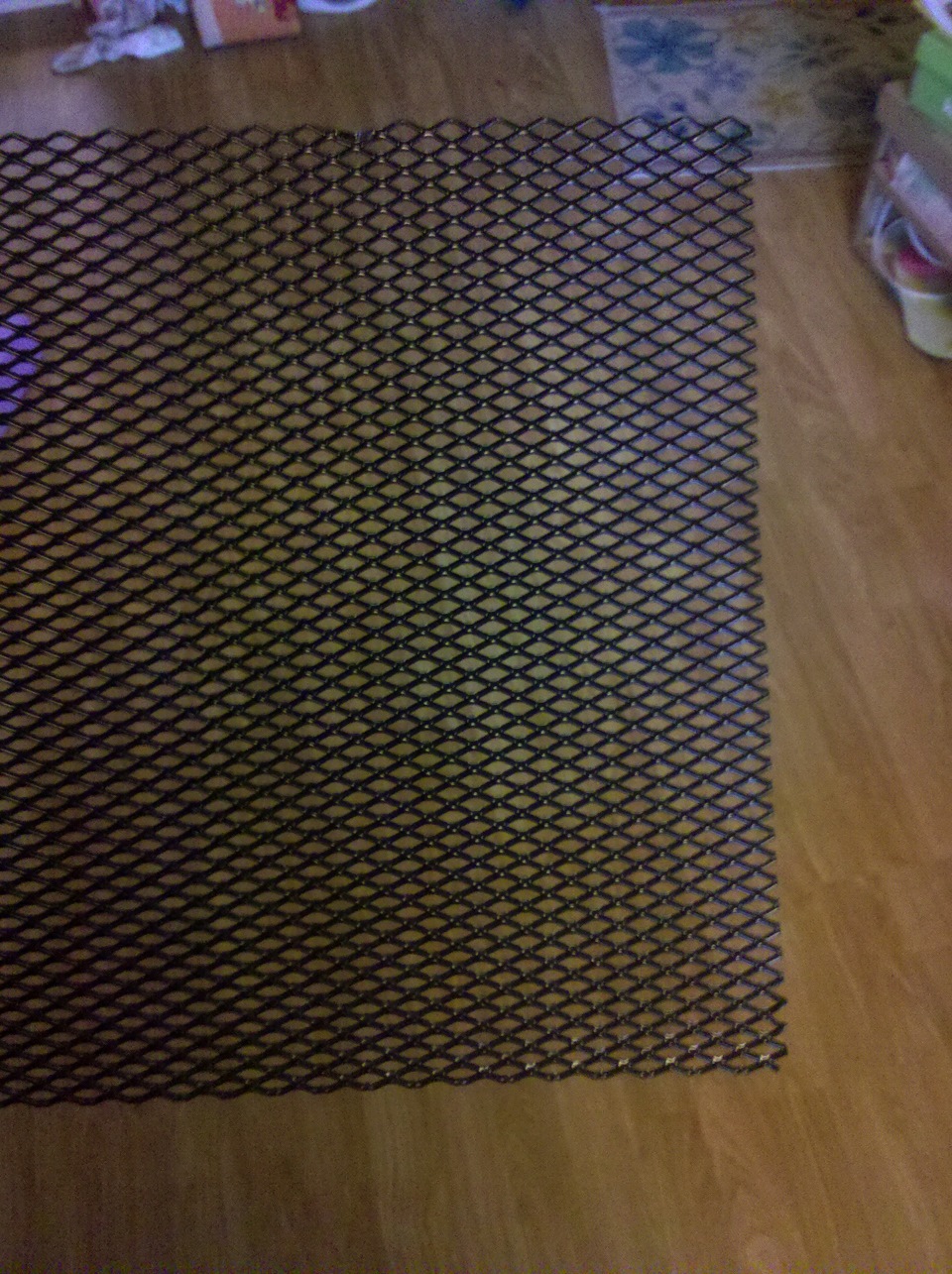 Сетка на решетку радиатора для fielder 165. Сетка радиатора ямз. Сетка под решетку радиатора. Решетка с сеткой на ниву. Защитная сетка на решетку радиатора.