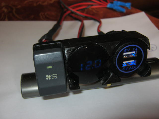 "Переходник" в нишу подстаканника для торпеды УАЗ Патриот (до 12г ...