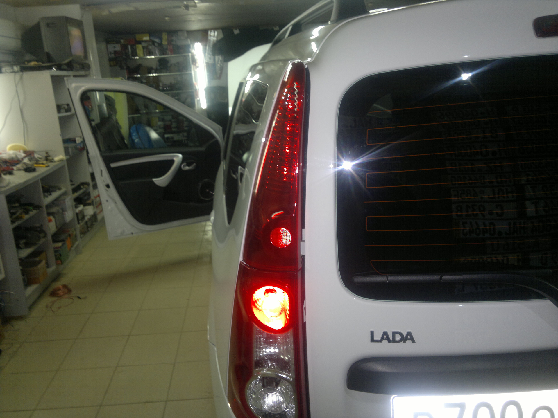Фонарь заднего хода ларгус. Доп свет на задний ход ларгус. Не работают задние стеклоподъемники на рено логан. Не работают стопы ларгус. Жгут задних фонарей ларгус.
