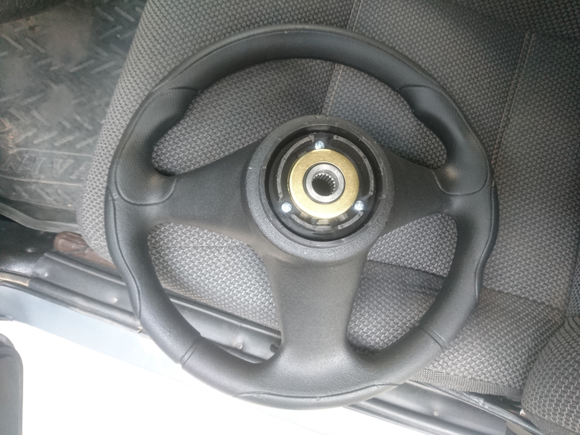 Маленький красивый руль — купил, поставил, поездил, выкинул — Lada 2131 ...