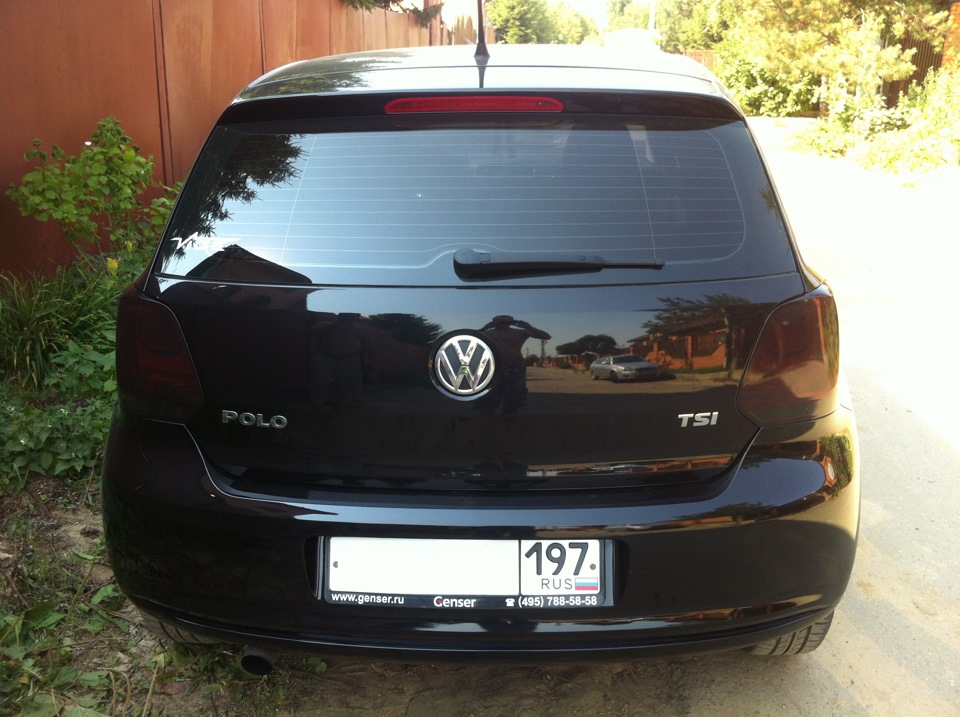 затянул задние фары пленкой — Volkswagen Polo Hatchback Mk5, 1,2 л ...