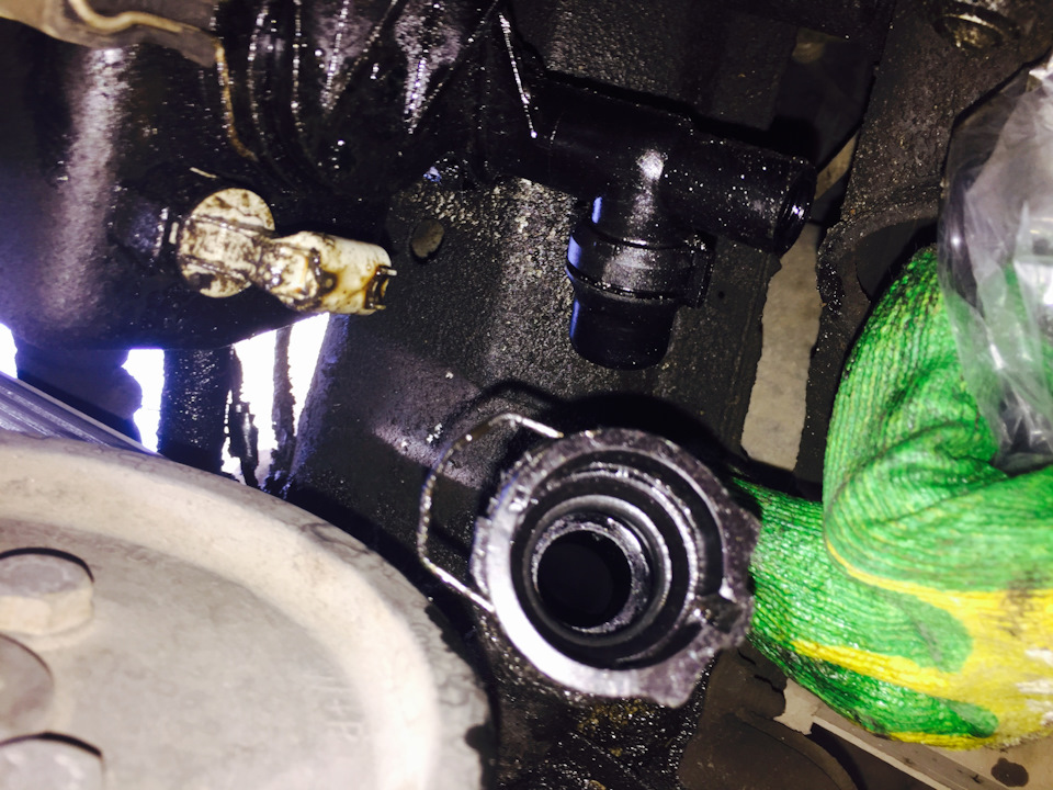 Замена расширительного бачка бмв х5. Трубка антифриза турбины bmw f10. Течь n 13. Клапан ваноса бмв f20. Bmw x1 течь антифриза теплообменник.