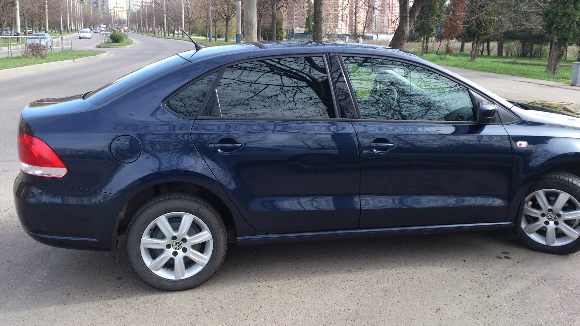 Volkswagen Polo 2011 темно синий