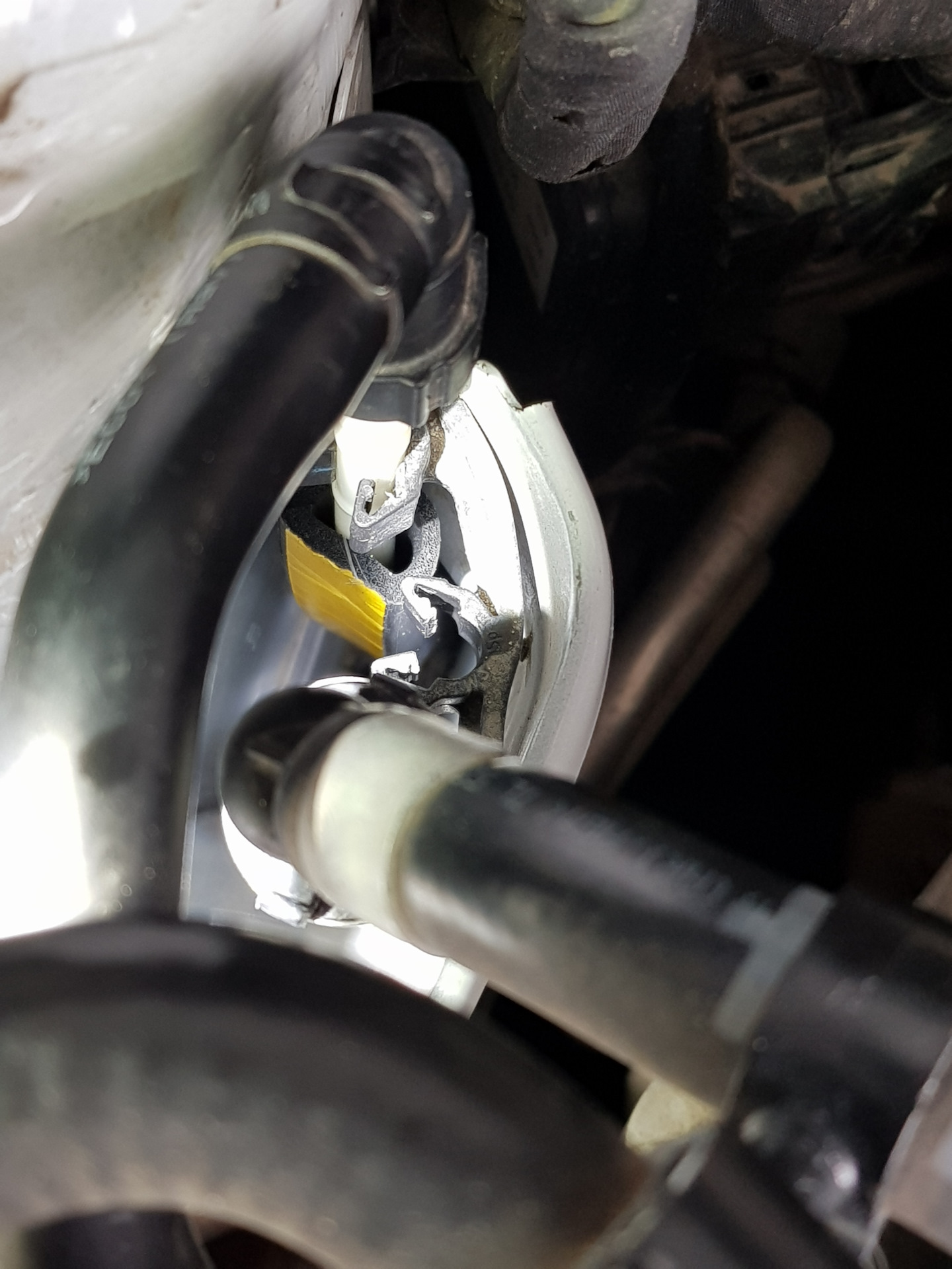 Устраняем дребезг топливных трубок. — Volkswagen Polo Sedan, 1,4 л ...