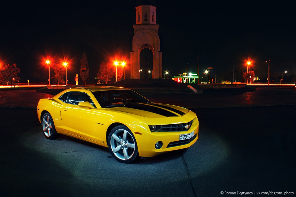 Шевроле троя. Chevrolet Camaro 2011 3.6. Город ночь Камаро. Желтый Камаро ночной город с машинами. Бамблби машина ночь.