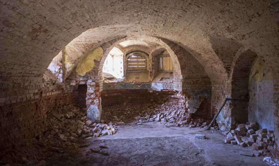 Кое-где видны остатки плитки на стенах — привет из советского прошлого. Как и положено подвалу, тут сыро, холодно, темно, мрачно. — УАЗ 315195 Hunter