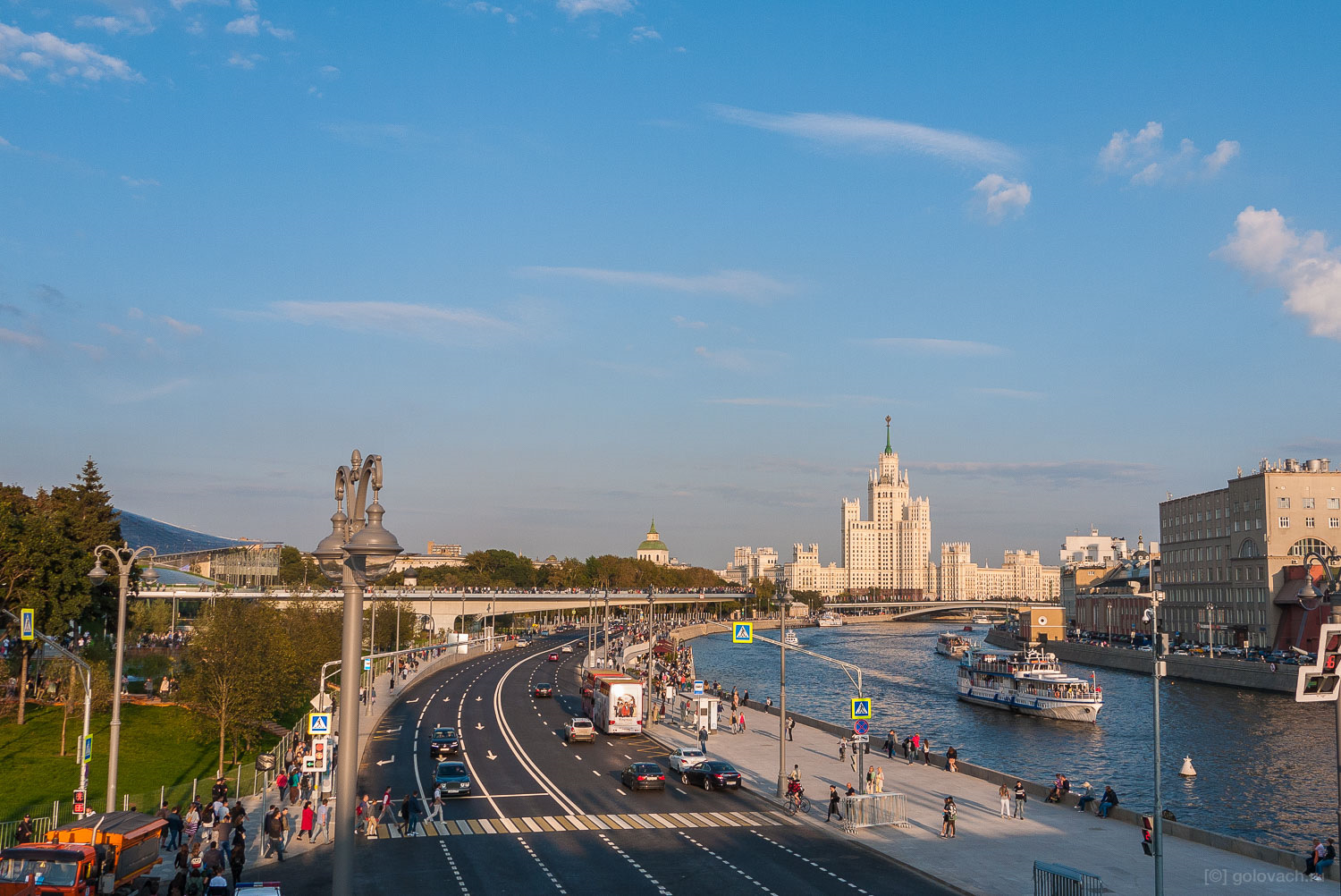 Москворецкая набережная. Парк Зарядье вид на Москворецкий мост. Москворецкая набережная вид на Зарядье. Москворецкая набережная ночью парк Зарядье мост. Большой Москворецкий мост вид на Зарядье.